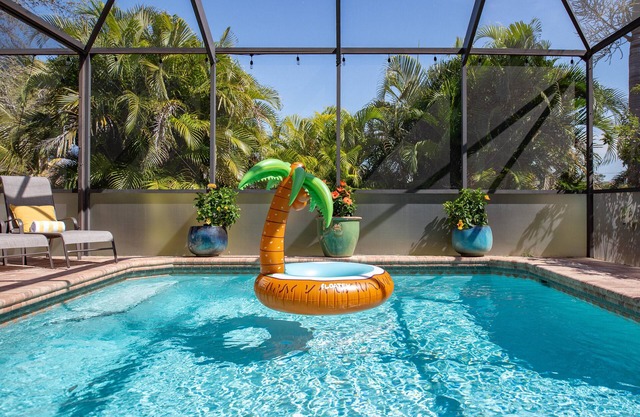 Heated Pool, Pool Table, 2 King Beds, Outdoor Oasis with TV, Fire Table/BBQ/WiFi