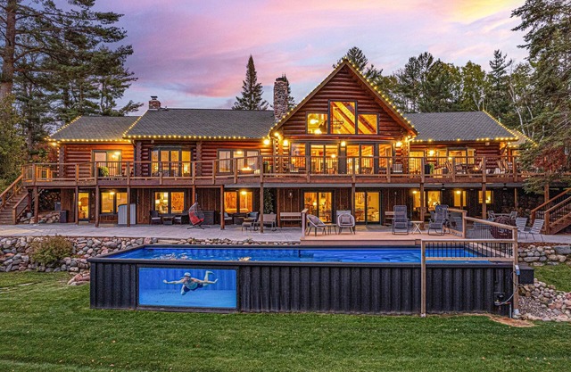Retraite privée massive et magnifique sur le lac Long! 7,000 + SF & 850 'de Shoreline!