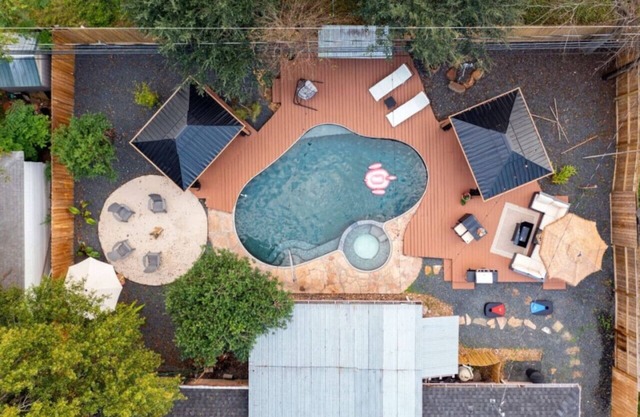 Heated Pool Retreat, OutdoorTV, BBQ & Cozy Gazebos