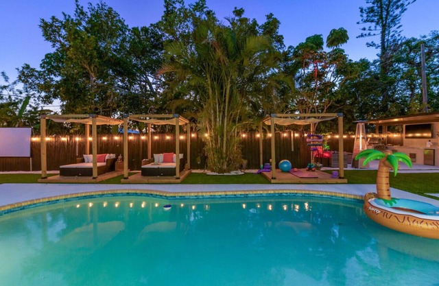 6 BR Heated Pool, Mins from IMG and Anna Maria