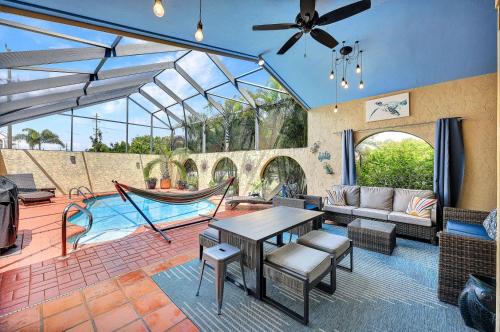 Heated Pool, Sleeps 10, Relaxing Lanai, Near Beaches, Pet Friendly!