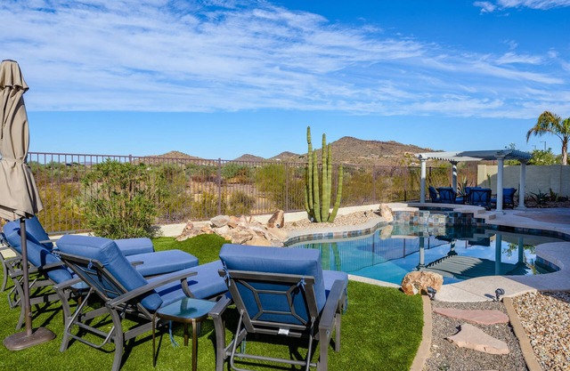 Heated Pool/Spa, Mountain/Sunset Views, Amenities Galore....