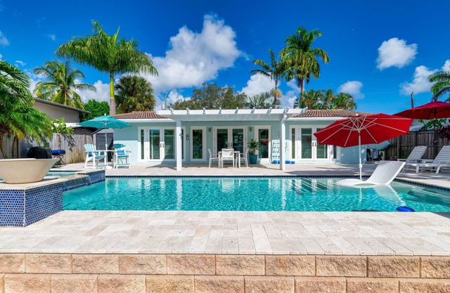 Heated Pool/ spa + cable TV! Centrally Located..Beach+DWTN FTL+Hard Rock Casino