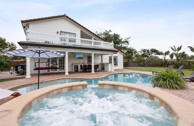Heated Pool/Spa Getaway -10 Minutes from Downtown WPB & Palm Beach Island!