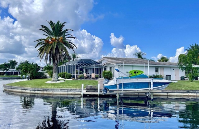 Heated pool, Tropical waterfront home , Dock, Gulf access minutes from downtown.