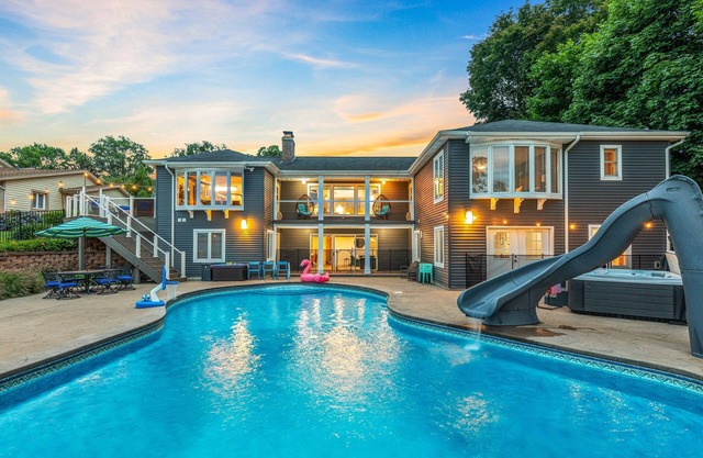Saltwater Pool Open!Sauna*HotTub*Arcades*Foosball