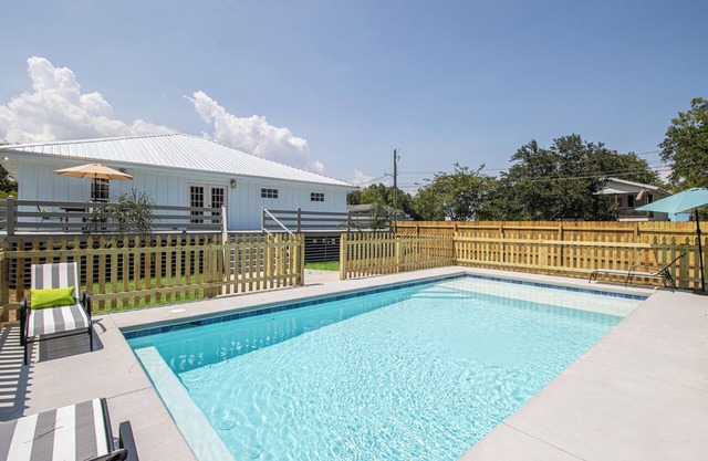 Heated Pool, Walk 2 Beach, 3 King Beds, Sand Volleyball, Firepit, Pet Friendly