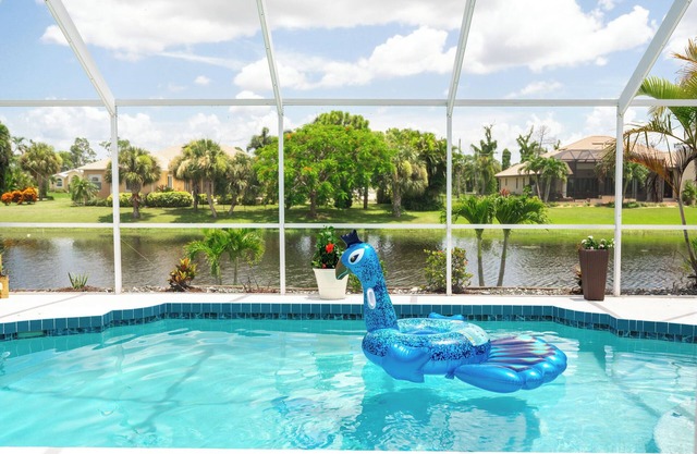 Heated Pool, WIFI, Grill, Near Boca Grande and Englewood Beach, Yard w/ Canal