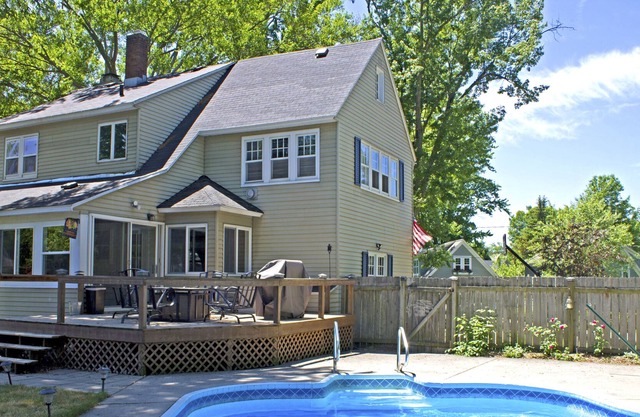 PISCINE PRIVÉE CHAUFFÉE et BAIN À CHAUD près du lac Macatawa