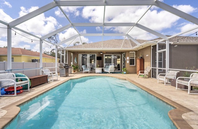Heated Saltwater Pool Home in Quiet neighbourhood