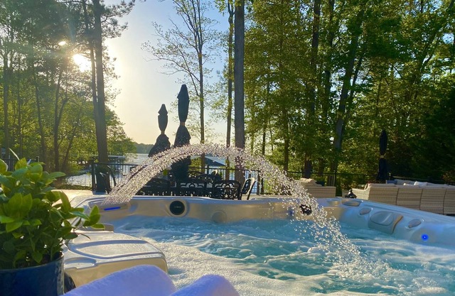 💥5500sqft Main lake Cove Sunset Views! Guest Suite, Flat Lot, Hot Tub, Pets🥇