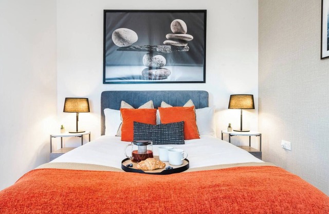 15 Mins to Heathrow! Cosy Apartment with Glass Balcony & Dedicated Workspace