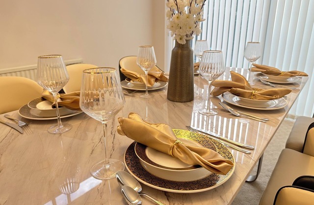 Heathrow Retreat: Luxury 6 bedroom stay (Near Heathrow)