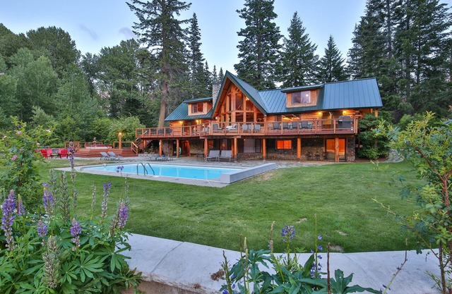 Heaven Can Wait Lodge ~ Superbe Lodge sur 12 acres de bord de rivière