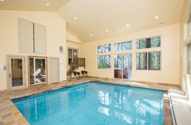 Céleste, climatisée, piscine intérieure, cinéma maison, bain à remous et plus