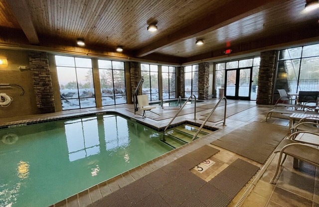 Heavenly Bed’s with lake living, indoor pool, indoor/outdoor hot tubs, piers!