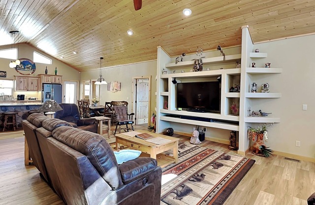 Heavenly Pines, 3 chambres, WiFi, cheminée, rampe accessible, bain à remous, pour 6 personnes