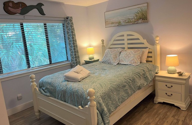Island House 2 Bdrm / 2Bth, piscine, à pied de la plage et Coligny,