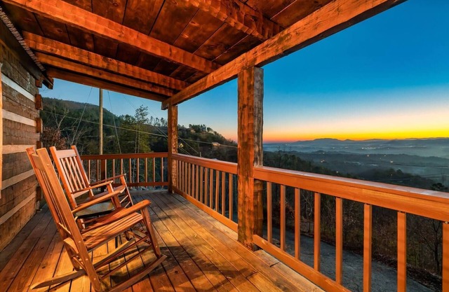 Summer Bloom! Cozy Cabin! Couples Retreat!