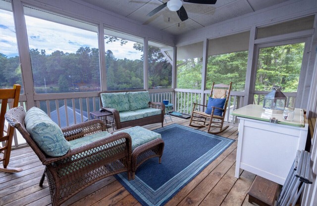 "Heaven’s Hideaway" Lake Front Cottage