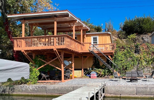 Heck-Of-A-Deck Lakehouse avec de superbes couchers de soleil!
