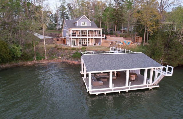 "Heels Hide-A-Way" Maison toute neuve! Superbe vue! Lac principal! Eaux profondes! 12 couchages
