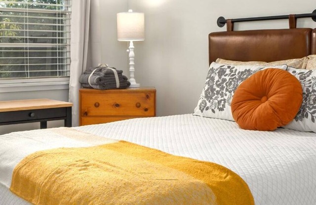 Heights Brands by Oasis - Condo Uno - the best of Birmingham - charming home