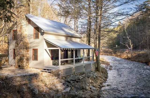 Helen's Newest Riverfront Rental on the Chattahoochee River