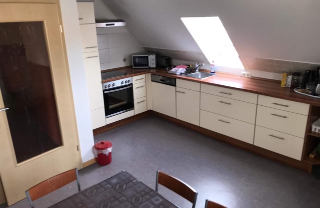 Apartamento luminoso con amplia cocina y conexión Wi-Fi gratuita.