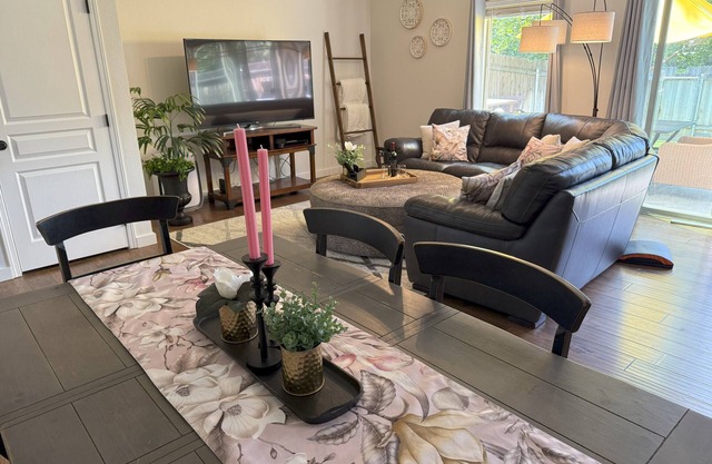 Hello Boise! Charming 3-bedroom townhome 5 min from downtown Boise & Boise State