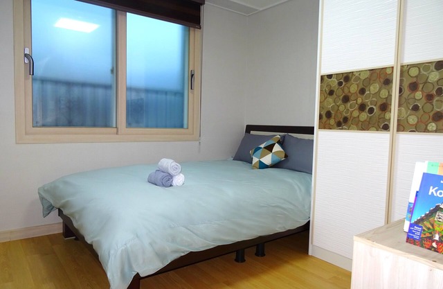 Bonjour JEJU! Plein centre, Chambre privative. Grande terrasse et superbe vue.
