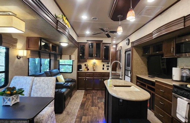 Hello Sunshine! RV and Golf Cart Rental at River Ranch! 152