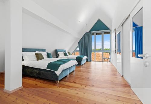 HELLOFLATS - Großes Luxus-Penthouse für bis zu 8 Gäste - Balkon & Parkplatz - im Herzen von Erding - Therme 10 Min - Flughafen 15 Min