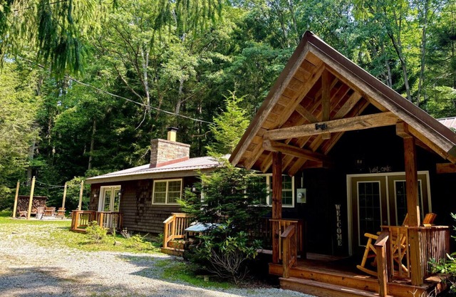 Hemlock Lodge · Beautiful Cozy Cabin w/ Hot Tub, Fire Pit & Game Room