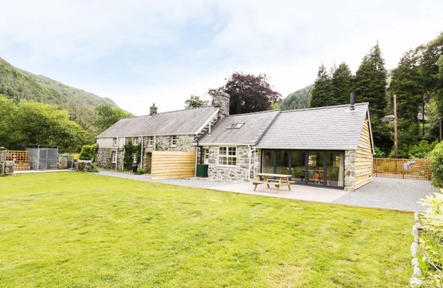 Hen Gelligemlyn - L'Annexe, GANLLWYD