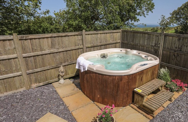 HEN GILFACH STABLE, romantique à Llanfairyngnhornwy, Ref 1008876