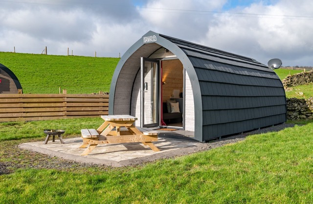 Hen House - Family-friendly glamping pod on a working farm