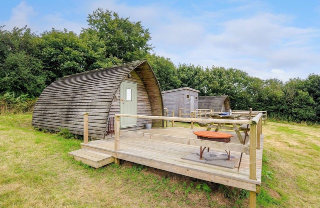 HEN HOUSE @ PENBUGLE ORGANIC FARM, pet friendly in Duloe