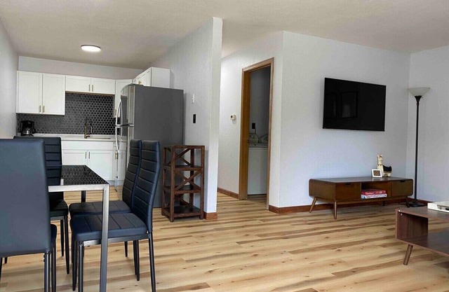 Henderson Haven / KING 2BD/1BA Apartment