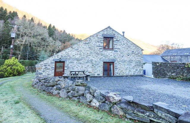 Hendre Bach Barn, ABERGYNOLWYN