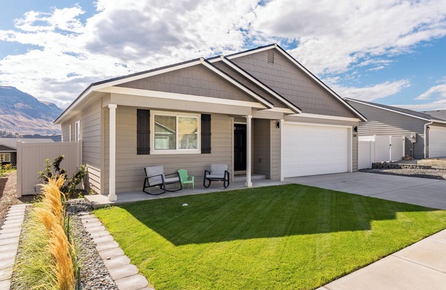 Charming 3-bedroom house with AC and WiFi on Rock Island Golf Course!