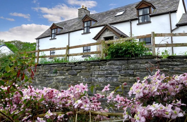 Une grande ferme de caractère indépendante sur la ferme des propriétaires située juste à l'extérieur de Denbigh, dans le Clwyd