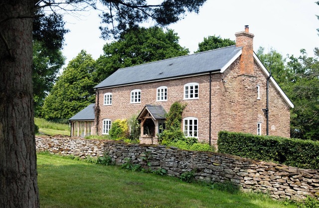 HENHOUSE FARM, pet friendly, with hot tub in Bodenham