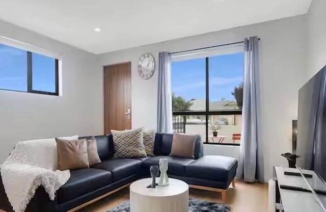 HENLEY BEACH:WHERE RELAXATION MEETS ADVENTURE BY THE SEA-NEWLY BUILD TOWNHOUSE