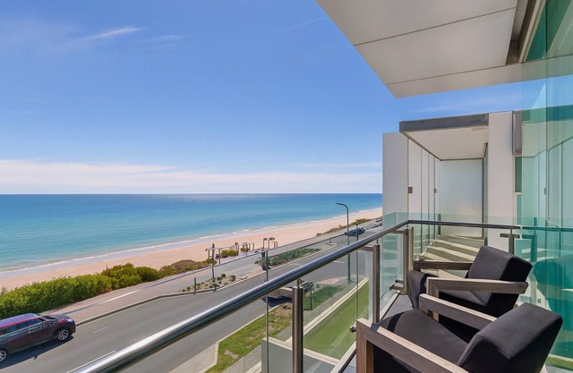 Henley Beachfront Luxury Home With Private Pool, Spa And Sauna!