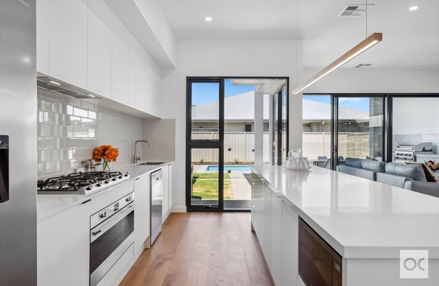 Henley Beachside Getaway with pool and only 300m from the shorelines.