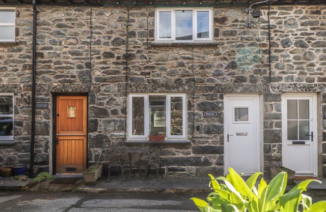 HENLLYS, pet friendly, with open fire in Harlech