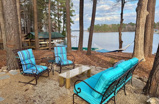 Henny Penny Hideaway: deep water boat house and amazing outdoor spaces