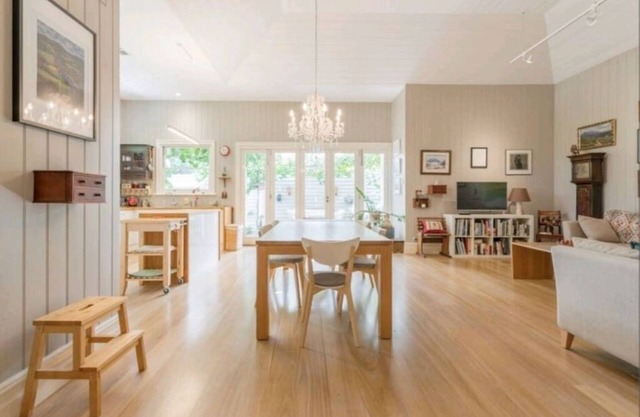 Henry Morcomb, 2 bdrm sleeps 4 WiFi