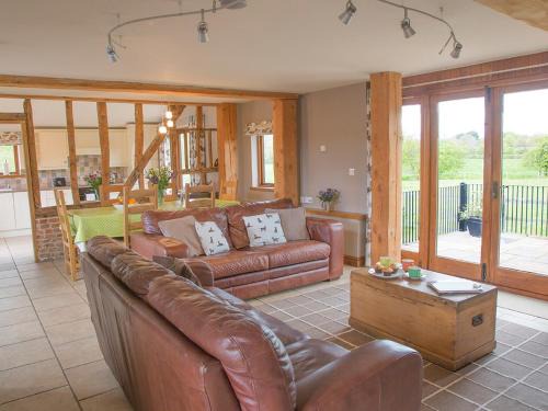 Henry's Barn - Ukc3168